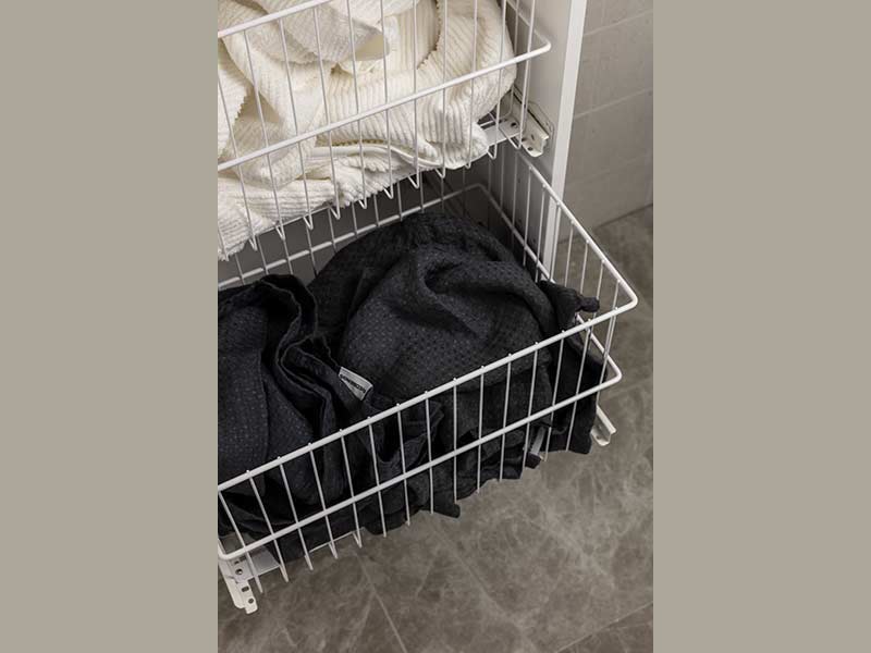 Käytännöllinen pyykkikaappiin sopiva pyykkikorimme on helppo nostaa pois kaapista ja viedä pesukoneen luokse.